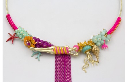 Collar rigido dorado con nudo macrame fucsia, medu