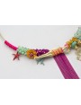 Collar rigido dorado con nudo macrame fucsia, medu