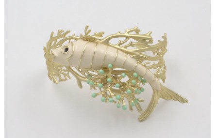 Brazalete coral dorado mate con pez esmlatado crem