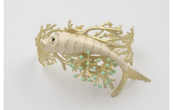 Brazalete coral dorado mate con pez esmlatado crem