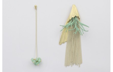 Pendientes asimetricos perno pluma dorado mate con