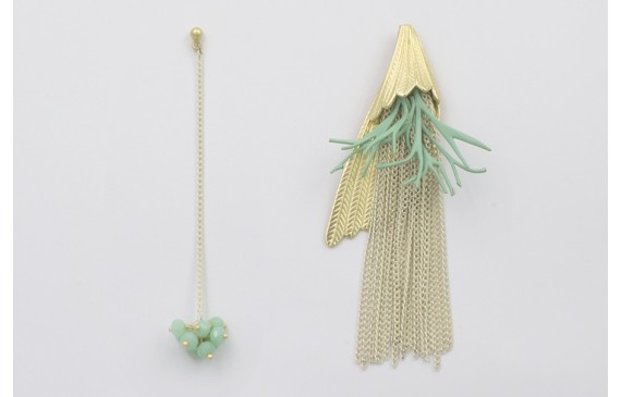 Pendientes asimetricos perno pluma dorado mate con