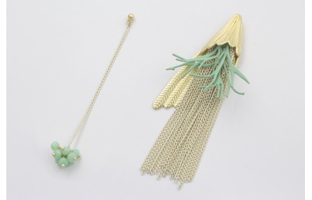 Pendientes asimetricos perno pluma dorado mate con