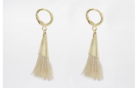 Pendientes cierre dorado con fleco crema con  capu