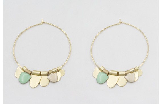 Pendientes aro grande dorado mate dagas turquesas,