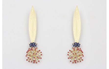 Pendientes hoja alargada dorada mate con bola cora