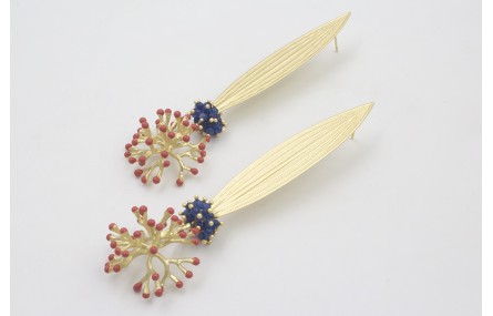 Pendientes hoja alargada dorada mate con bola cora