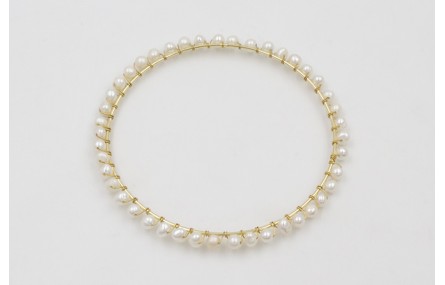 Pulsera rigida dorada con perlas naturles cosidas 
