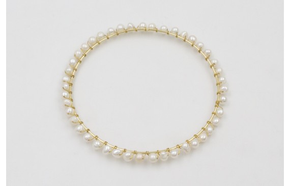 Pulsera rigida dorada con perlas naturles cosidas 
