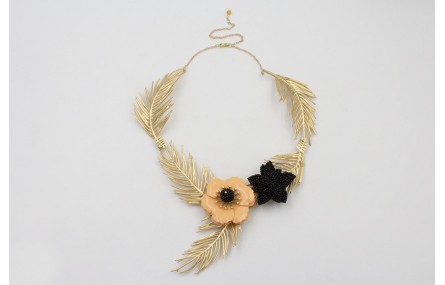Collar hojas curvadas doradas mates con flor sobre