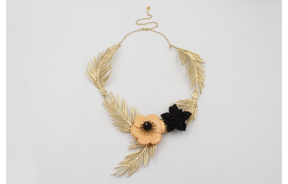 Collar hojas curvadas doradas mates con flor sobre