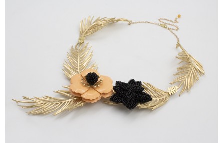 Collar hojas curvadas doradas mates con flor sobre