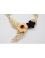 Collar hojas curvadas doradas mates con flor sobre