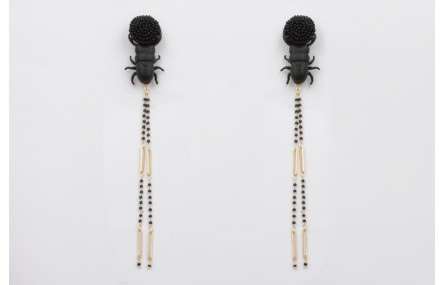 Pendientes perno disco abalorios negro con escarab