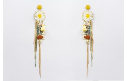 Pendientes perno esmalte mostaza, margarita grande