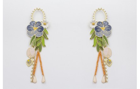 Pendientes aro bolitas blancas con flor esmaltada 