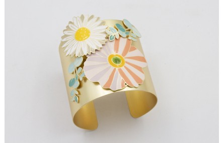 Brazalete con piezas esmaltadas, flor grande plana