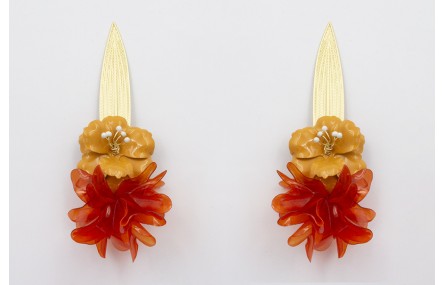 Pendientes hoja alargada dorada mate con flor sobr
