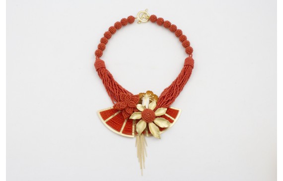 Collar con bolas y flecos de abalorio color coral 