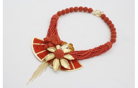 Collar con bolas y flecos de abalorio color coral 