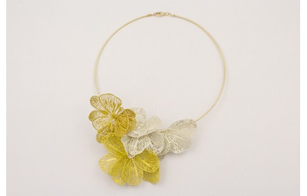 Collar rigido con alas de mariposa esmalte mostaza