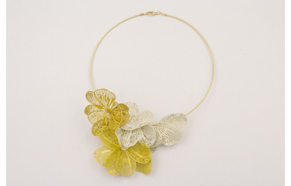 Collar rigido con alas de mariposa esmalte mostaza