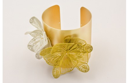 Brazalete rigido con alas mariposa esmalte mostaza