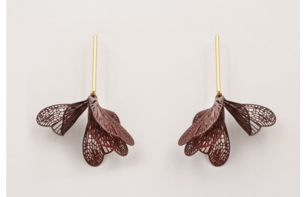 Pendientes perno pivote dorado mate con alas marip