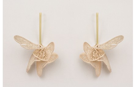 Pendientes perno pivote dorado mate con alas marip