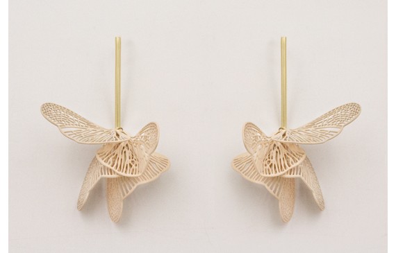 Pendientes perno pivote dorado mate con alas marip