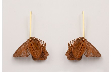 Pendientes perno pivote dorado mate con alas redon