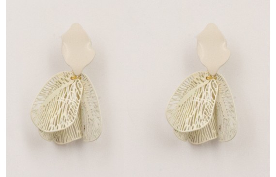 Pendientes pétalo color beige con colgante alas re