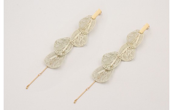 Pendientes perno listón dorado mate con cadena lis