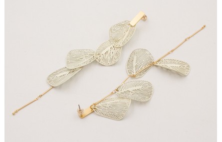 Pendientes perno listón dorado mate con cadena lis