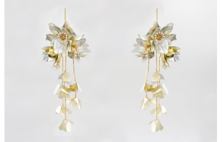 Pendientes perno listón dorado mate con flores de 