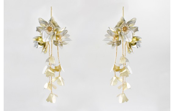 Pendientes perno listón dorado mate con flores de 