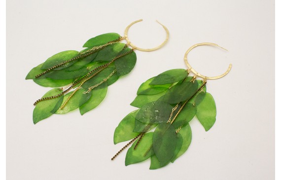 Pendiente aro plano dorado mate con cascada de hoj