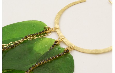 Pendiente aro plano dorado mate con cascada de hoj