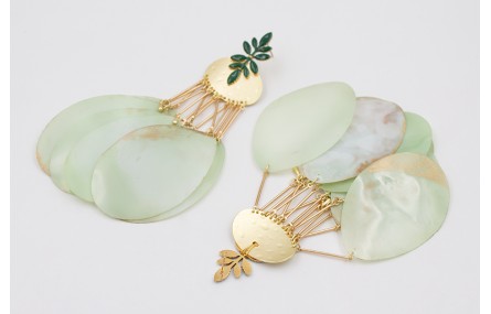 Pendientes perno pétalos esmaltaldos verde ingles 