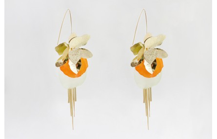 Pendientes V con flores lentejuelas doradas, escam