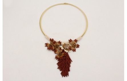 Collar lámina dorada mate forrado de perlas con fl