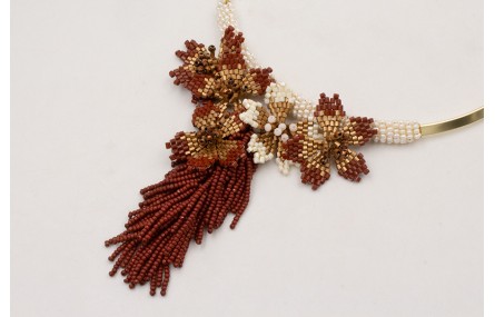 Collar lámina dorada mate forrado de perlas con fl