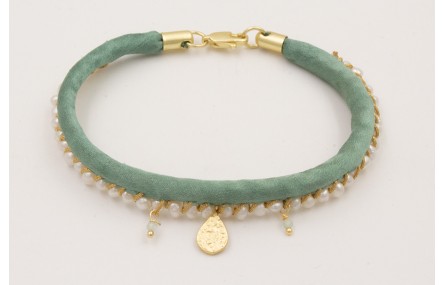 Pulsera de seda rellena verde con perlas cosidas c