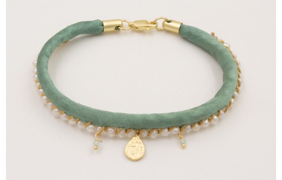 Pulsera de seda rellena verde con perlas cosidas c