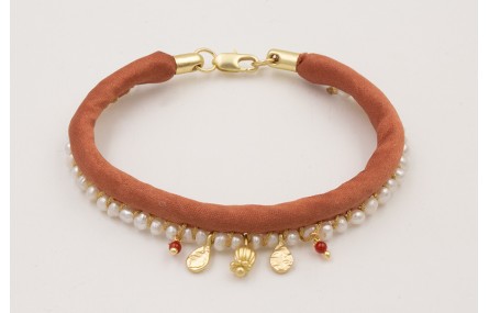 Pulsera de seda rellena cobrizo con perlas cosidas