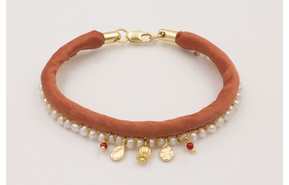 Pulsera de seda rellena cobrizo con perlas cosidas