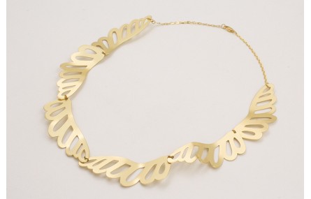 Collar alas doradas cosidas rematada con cadena es