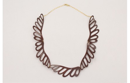 Collar alas esmaltadas marrón cosidas rematada con