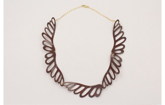 Collar alas esmaltadas marrón cosidas rematada con