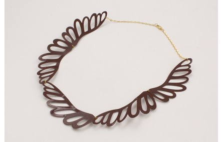 Collar alas esmaltadas marrón cosidas rematada con